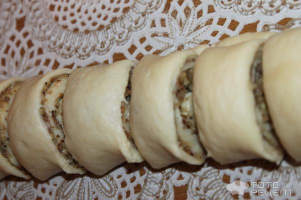 Дрожжевые булочки с маком и орехами фото