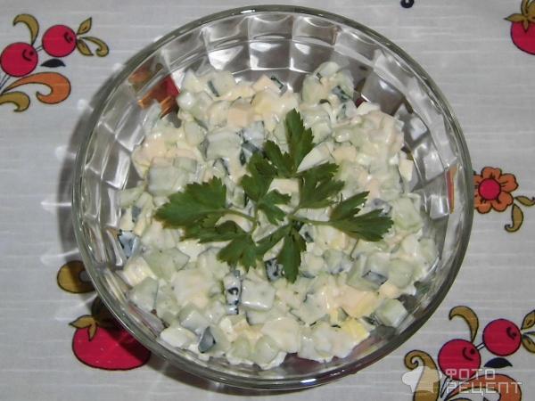 Салат с огурцом, яйцами и сыром фото
