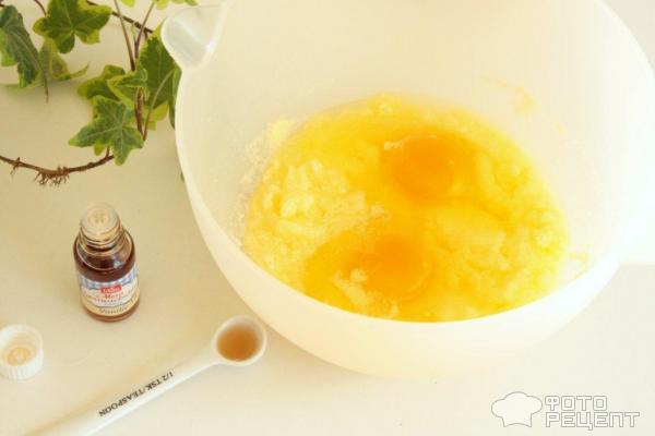 Добавляем яйца и ваниль