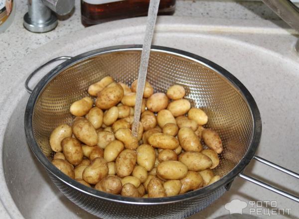 Молодой картофель обжаренный в мундире фото