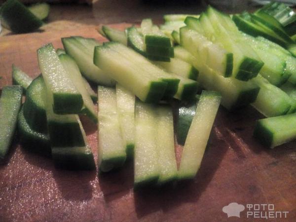 Салат с колбасой, сыром и огурцами