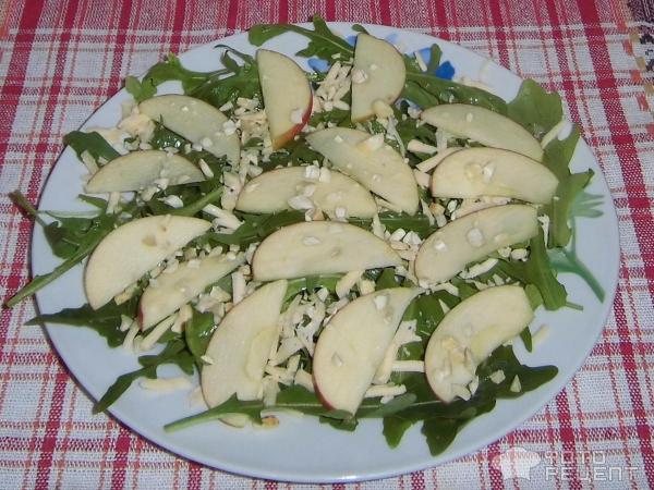 Салат из рукколы, яблока и сыра фото