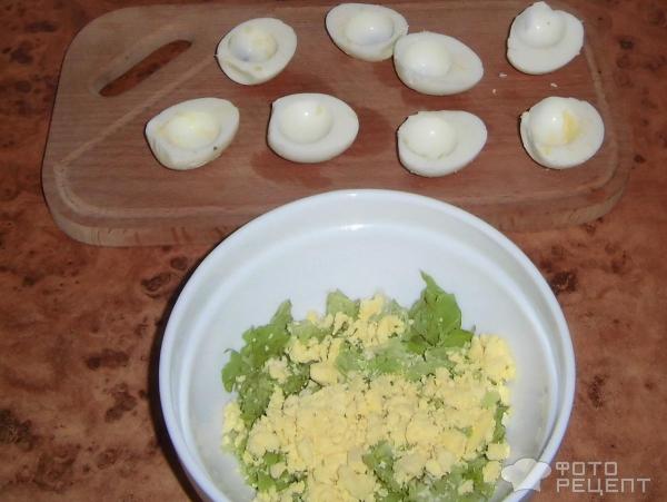 Яйца фаршированные зеленым салатом фото