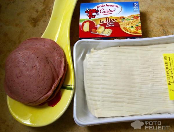 Рецепт: Розочки из слоеного теста с колбасой - С плавленным сыром