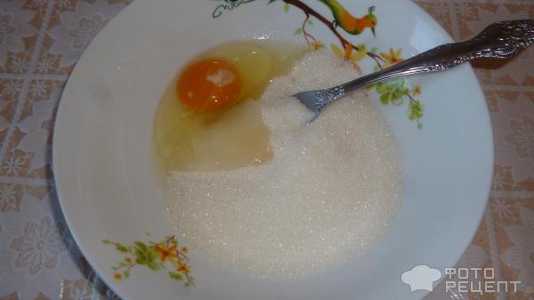 яйцо и сахар перемешиваем