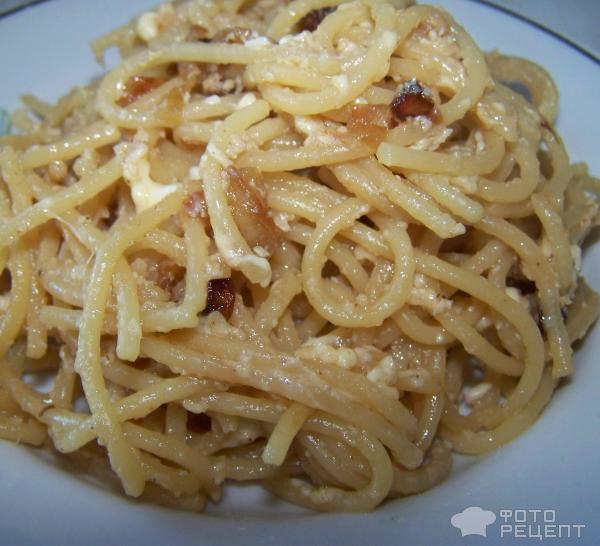 Спаггети с жаренным луком, яйцом и сыром фото