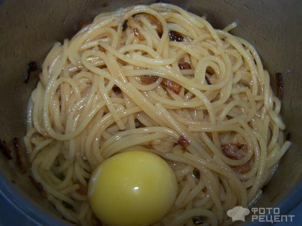 Спаггети с жаренным луком, яйцом и сыром фото