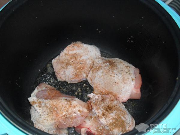 Макароны с куриными бедрами в горшочках фото