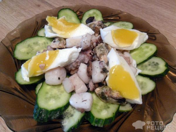 Салат Из свежих овощей с морепродуктами фото