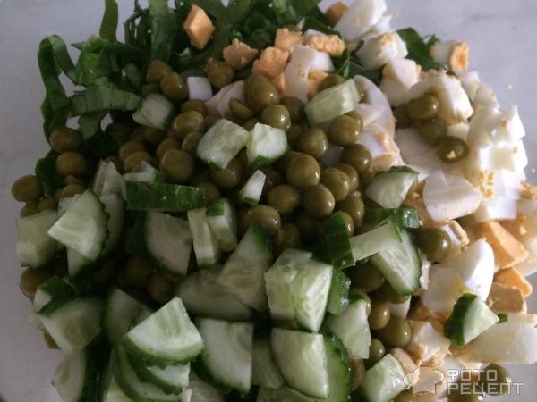 2. Салат с зелёным горошком, огурцом и яйцами
