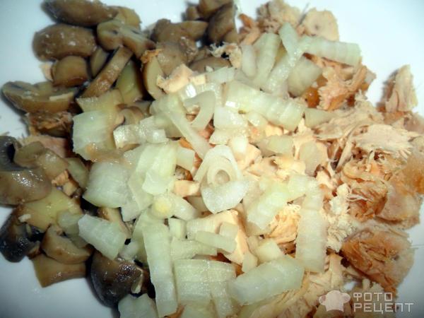 Салат с куриной грудинкой, грибами и кунжутом фото