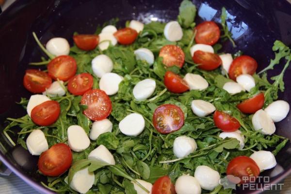 Салат легкий овощной с креветками и помидорами