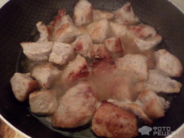 мясо жарится