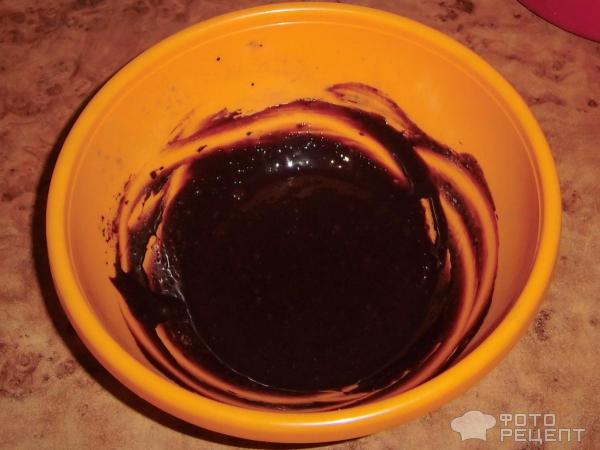 Домашняя шоколадная лапша с клубничным соусом фото