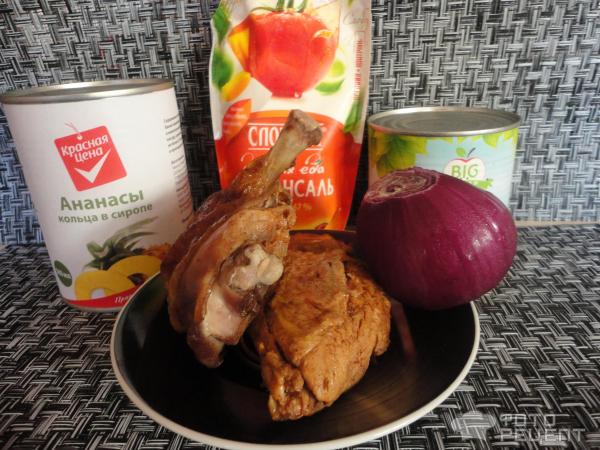 Салат с курицей, ананасами и красным луком фото
