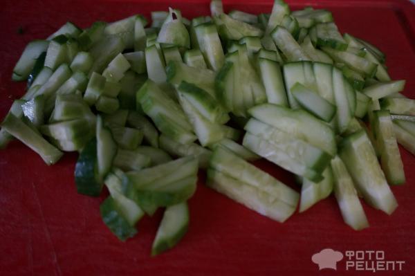 Салат с зеленью и огурцами фото