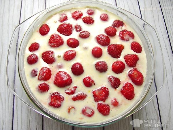 Клафути с клубникой и черешней фото