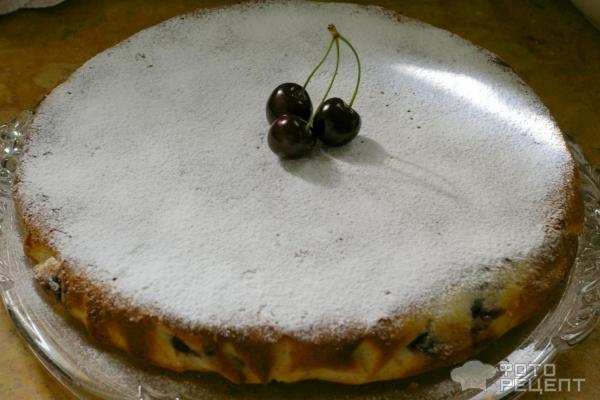 Шарлотка с черешней фото