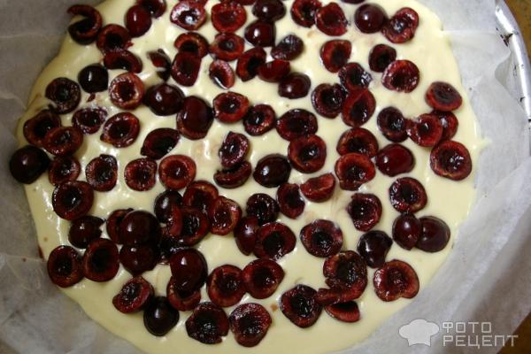 Шарлотка с черешней фото