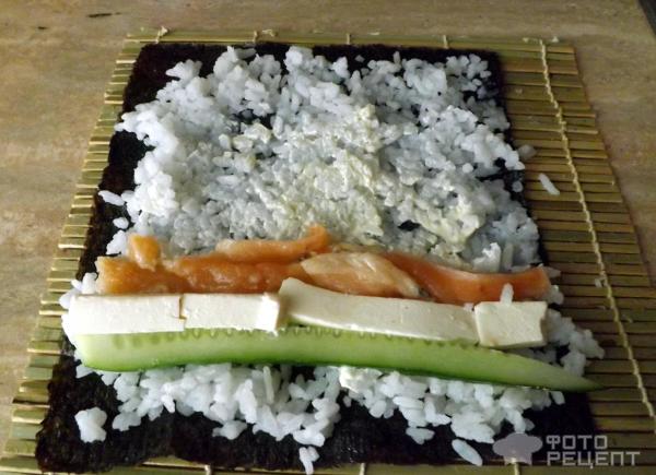 Суши с лососем и авокадо фото