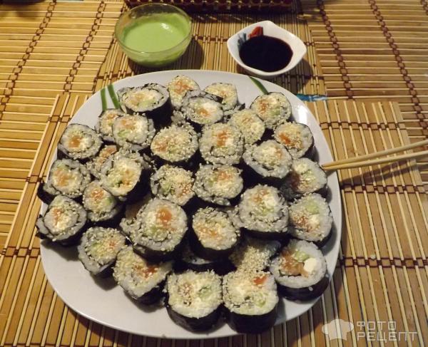 Суши с лососем и авокадо фото