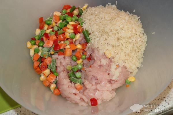 Куриные тефтели с овощами и рисом фото