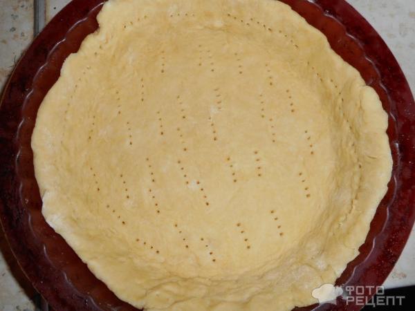 Луковый пирог с заливкой из плавленого сыра и сметаны фото