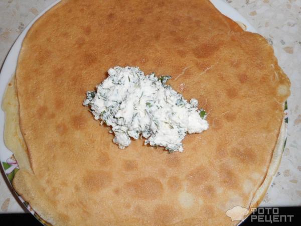 Блины, фаршированные плавленным сыром и соленой форелью; сыром Сиртаки и зеленью фото