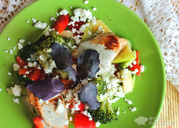 Салат с индейкой с йогуртово-базиликовой заправкой фото