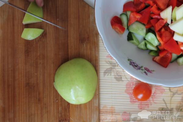 Салат с индейкой с йогуртово-базиликовой заправкой фото