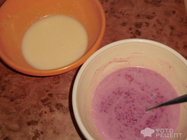 Двухцветный малиново-ванильный кекс фото