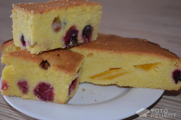 Пирог на кукурузной муке с ягодами и фруктами фото