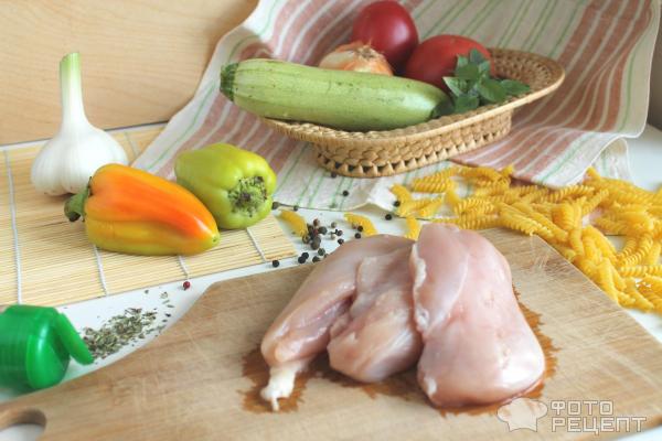 Фузилли с курицей и кабачком в томатно-базиликовом соусе фото