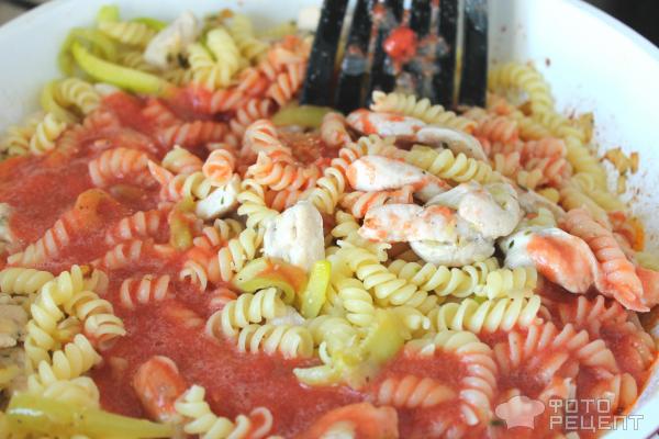 Фузилли с курицей и кабачком в томатно-базиликовом соусе фото