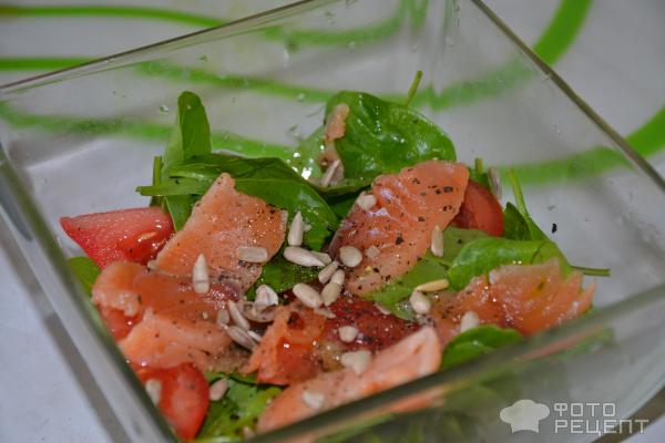 Салат со слабосоленым лососем, овощами и зеленью фото
