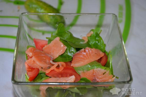Салат со слабосоленым лососем, овощами и зеленью фото
