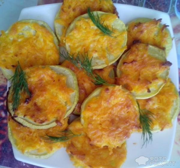 Кабачки запеченые под морковью и чесноком с майонезом фото