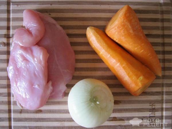 Салат с курицей, морковью, луком и сухариками