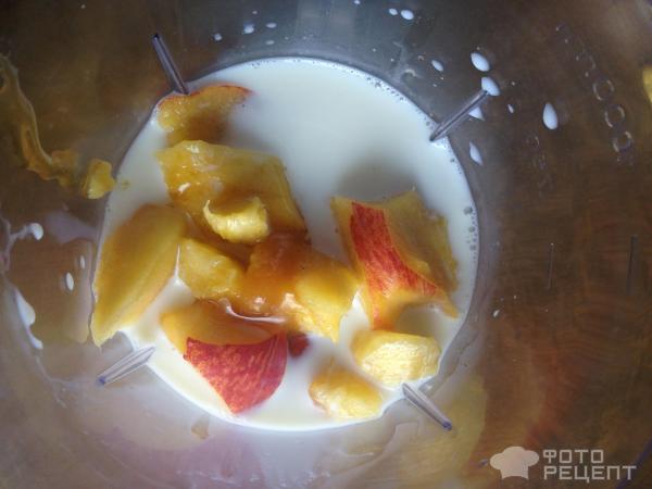 Молочный коктейль с бананом и персиком фото
