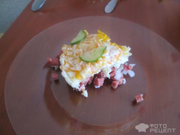 Салат с колбасой, овощами и яйцом фото