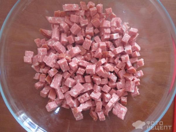 Салат с колбасой, овощами и яйцом фото