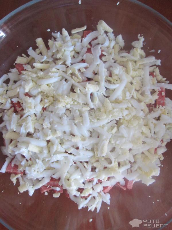 Салат с колбасой, овощами и яйцом фото