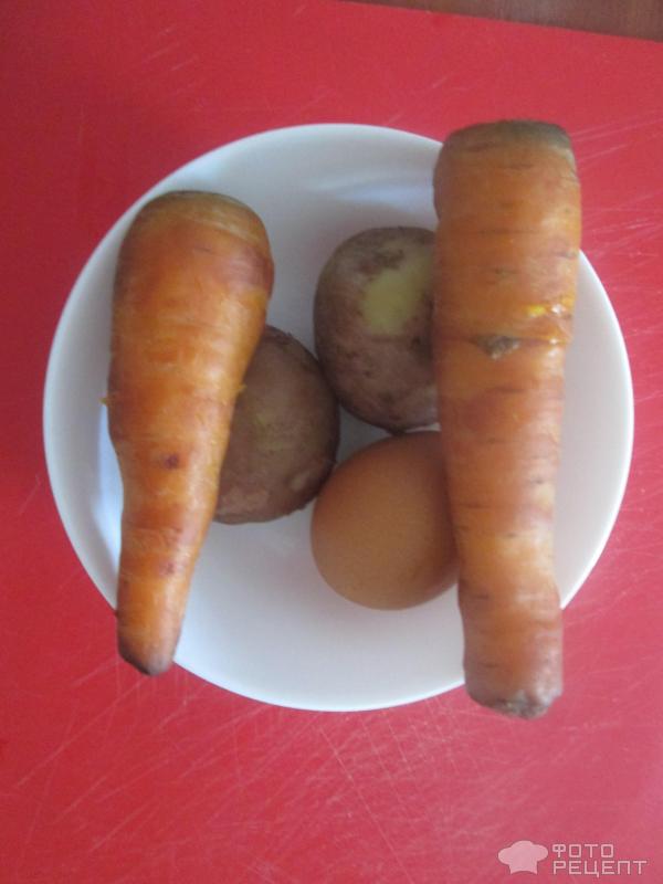 Салат с колбасой, овощами и яйцом фото