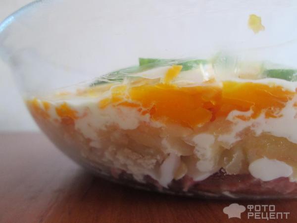 Салат с колбасой, овощами и яйцом фото