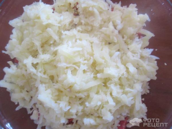 Салат с колбасой, овощами и яйцом фото