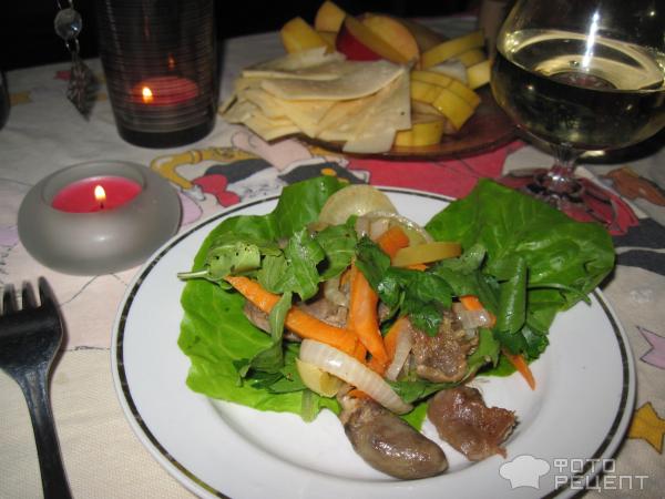 Теплый салат с куриными сердечками фото