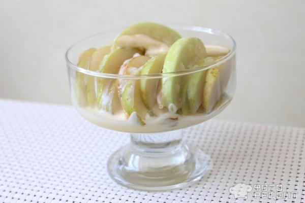 Салат из яблок и груш в ванильном соусе фото