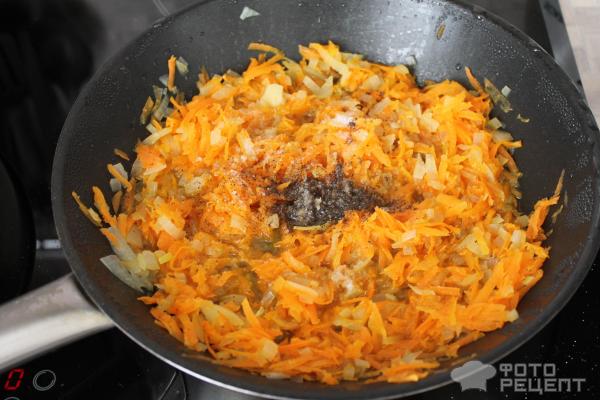 Рис с луком и морковью на сковороде фото