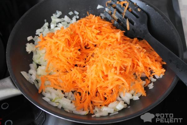 Рис с луком и морковью на сковороде фото