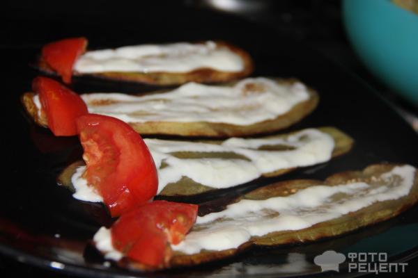 Рулетики из баклажанов со сливочным сыром и помидорами фото